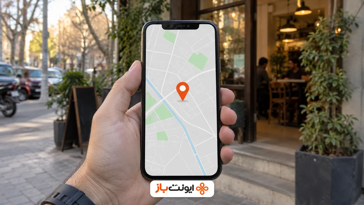 تصویر ساخته‌شده با هوش مصنوعی از گوشی با نقشهٔ نمادین و پین نارنجی کنار کافه؛ با نشان ایونت‌باز