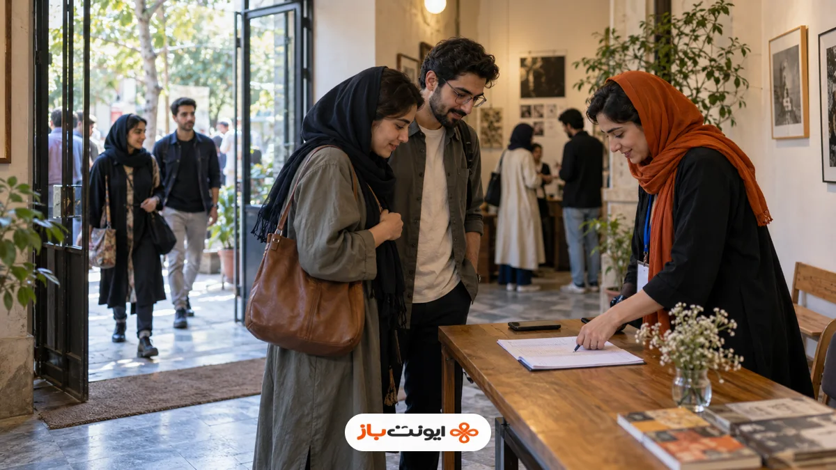 تصویر واقع‌گرایانهٔ تولیدشده با هوش مصنوعی از میزبان یک فضای فرهنگی که هنگام ورود، ثبت‌نام شرکت‌کنندگان را بررسی می‌کند.